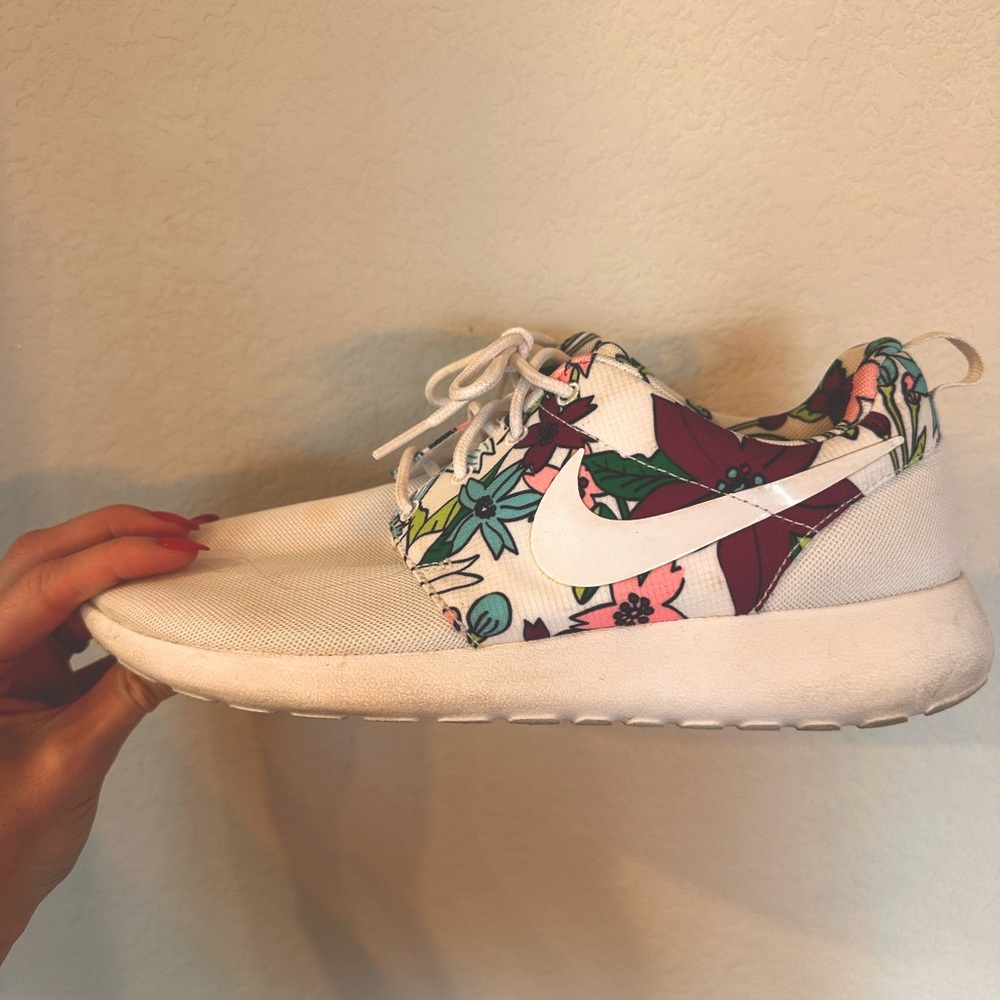 Nike Women’s floral sneakers
